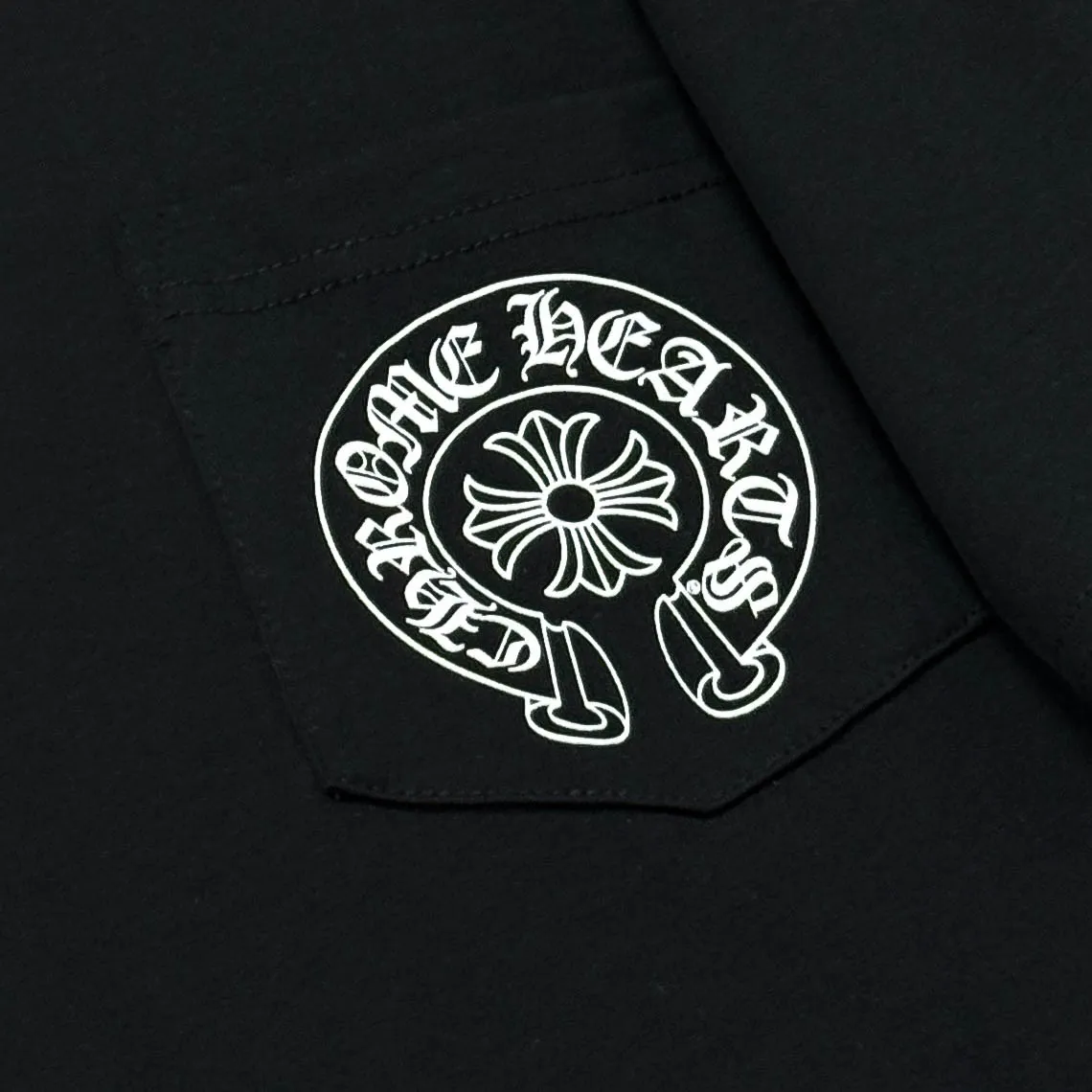 P170 Chrome Hearts Chrome Hearts 25 high-end versions. The fabric is made of 300 grams of high-density pure cotton. It does not deform or shrink. It has three labels. It is the same style for men and women. Technology: Digital printing. Color: White. Black. SIZE: S-XL.